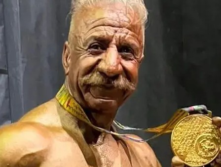 محمود زارع؛ بدنساز ۶۶ ساله شیرازی معروف به «محمود تابلو» که ۶۰ مدال دارد و معروفترین بدنساز پیشکسوت جهان است! 