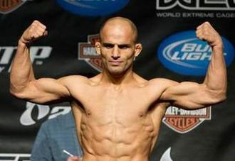 کمال شعله‌روز؛ فایتر سبک‌وزن ایرانی اهل اردبیل معروف به «شاهزاده پارس» که با حبیب نورماگومدوف در تگزاس مبارزه کرد 