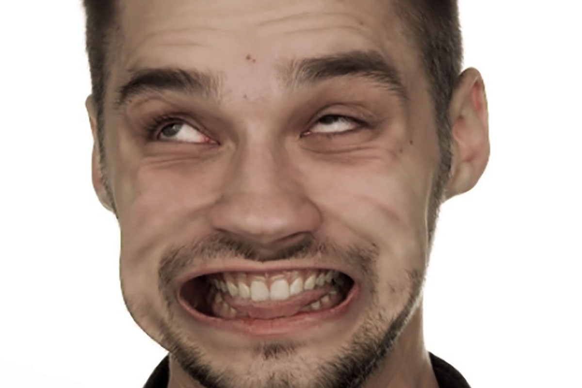 ویدئو | اگر در سرعت ۲۰۰ کیلومتر و ارتفاع ۳۰۰۰ متر صورت خود را از هلیکوپتر بیرون بیاوریم چه می‌شود؟