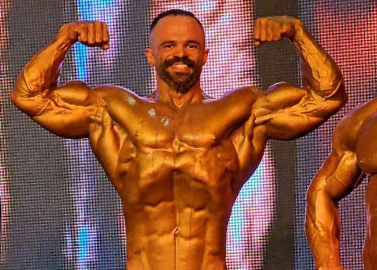 جاوید فخری؛ بدنساز خوش‌قواره و پدیده نوظهور دسته اوپن ایران و عضو تیم ملی که رقیب آینده بهروز تابانی و هادی چوپان در مسترالمپیاست 