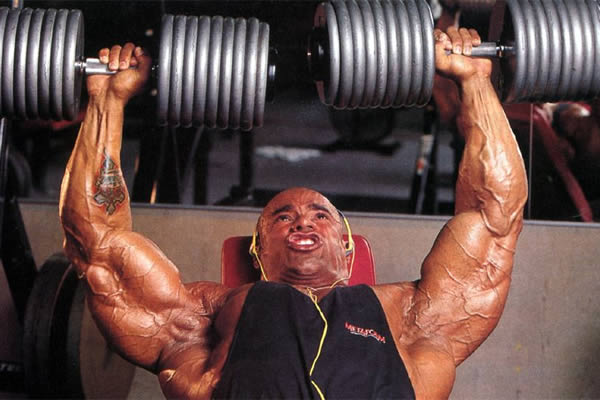  کوین لورون؛ بدنساز آمریکایی معروف به «ماشین عضله» که در سن ۵۱ سالگی در مسترالمپیا شرکت کرد 