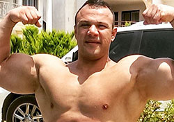 محراب فاطمی؛ رکوردار قهرمانی مردان آهنین و ملقب به «سلطان آهنین» که چهار بار قوی‌ترین مرد ایران شد و محبوب‌ترین بدنساز ایرانی‌ست 