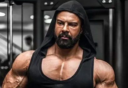 بابک اکبرنیا؛ بدنساز ایرانی معروف به «قهرمان متواضع» که جواز حضور در مسابقات مسترالمپیا را گرفت و الگویش «کوین لِورون» معروف است 