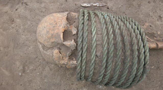 کشف گورستان هزارساله با حلقه و سطل گورستان هزارساله