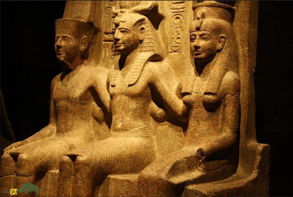 از درمان عجیب ناتوانی جنسی با آب دهان اسب تا خیانت قانونی زن به شوهر در مصر باستان! مجسمه یک مرد و دو زن در مصر باستان