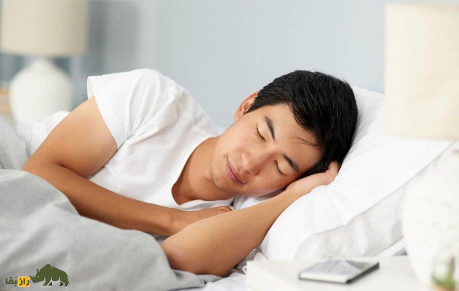 چرا انسان خواب میبیند و چه کسانی بیشتر خواب میبینند؟ مرد در رختخواب