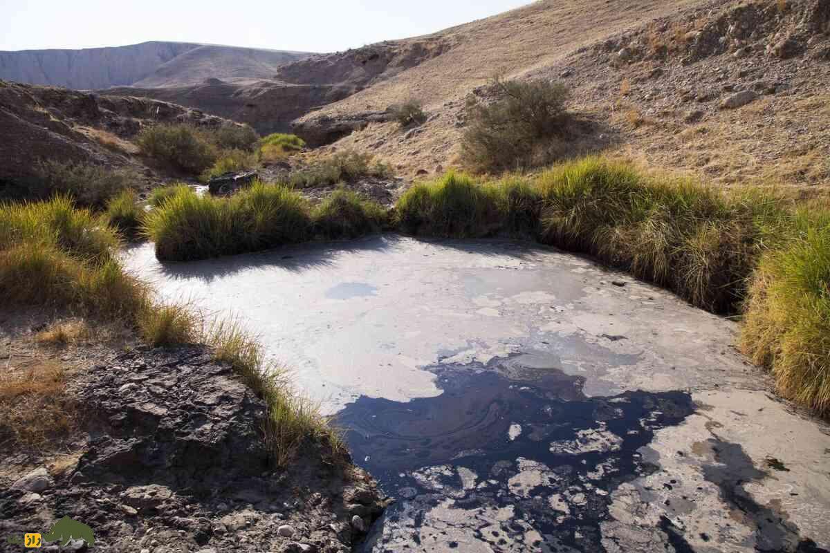 چشمه‌های قیر ماماتین رامهرمز؛ ترسناک‌ترین چشمه ایران که شبیه یک جهنم واقعی‌ست!