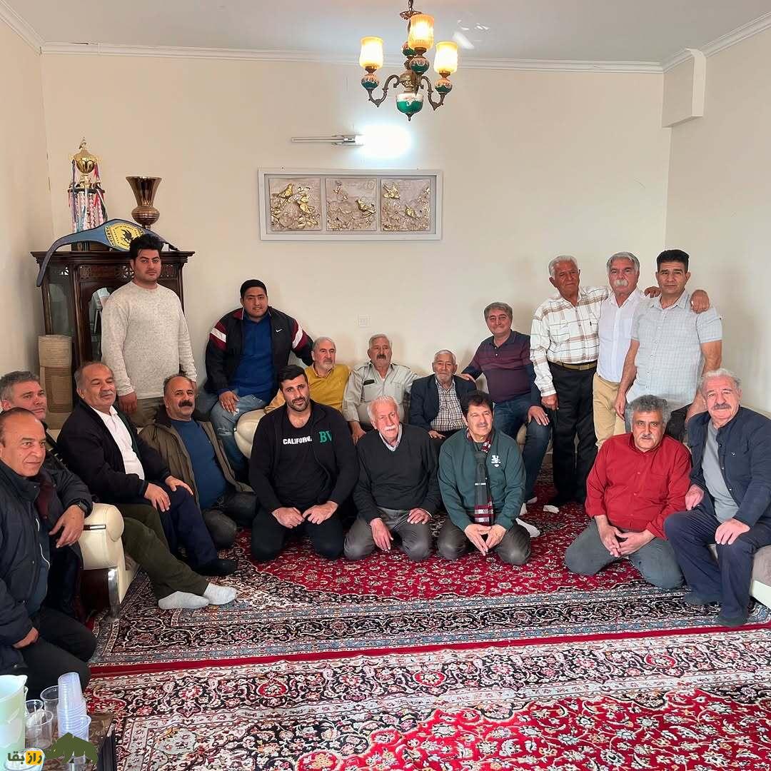حاج محمد فرحزادی؛ کبوترباز معروف و نماینده تویوتا در ایران که کبوترش ۱۴ ساعت و نیم پرید و رکورد تاریخ ایران را شکست حاج محمد فرحزادی؛ کبوترباز معروف و نماینده تویوتا در ایران که کبوترش ۱۴ ساعت و نیم پرید و رکورد تاریخ ایران را شکست
