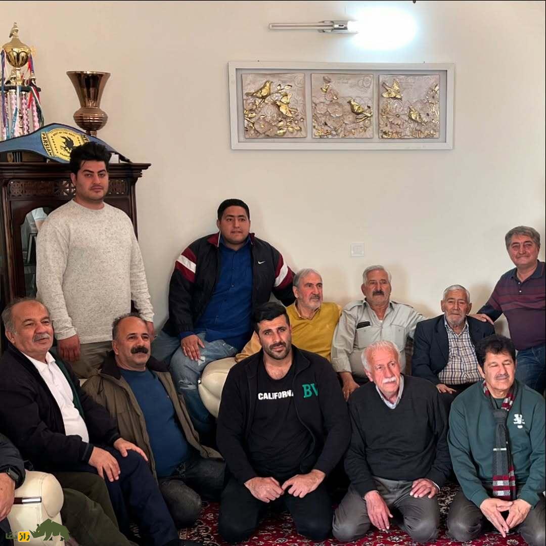حاج محمد فرحزادی؛ کبوترباز معروف و نماینده تویوتا در ایران که کبوترش ۱۴ ساعت و نیم پرید و رکورد تاریخ ایران را شکست حاج محمد فرحزادی؛ کبوترباز معروف و نماینده تویوتا در ایران که کبوترش ۱۴ ساعت و نیم پرید و رکورد تاریخ ایران را شکست