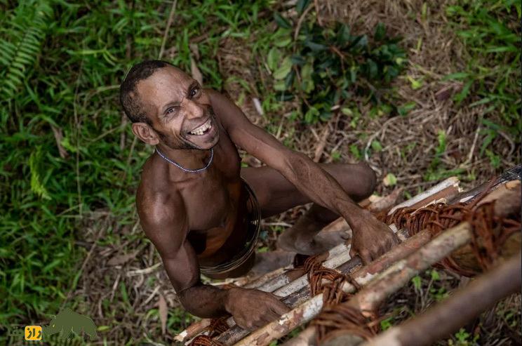 تصاویر باورنکردنی از تنها قبیله آدمخوار جهان؛ مراسم کشتن و خوردن انسانهای غریبه! قبیله آدمخوار