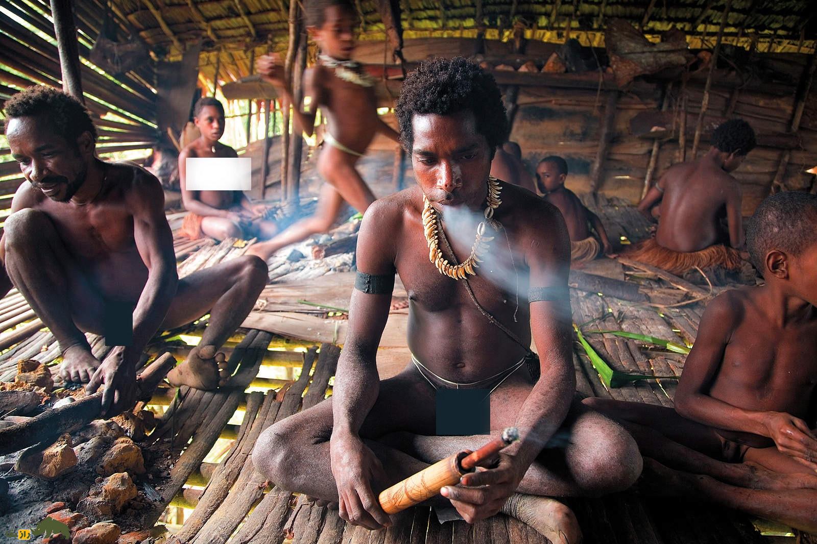 تصاویر باورنکردنی از تنها قبیله آدمخوار جهان؛ مراسم کشتن و خوردن انسانهای غریبه! تصاویر باورنکردنی از تنها قبیله آدمخوار جهان؛ مراسم کشتن و خوردن انسانهای غریبه!