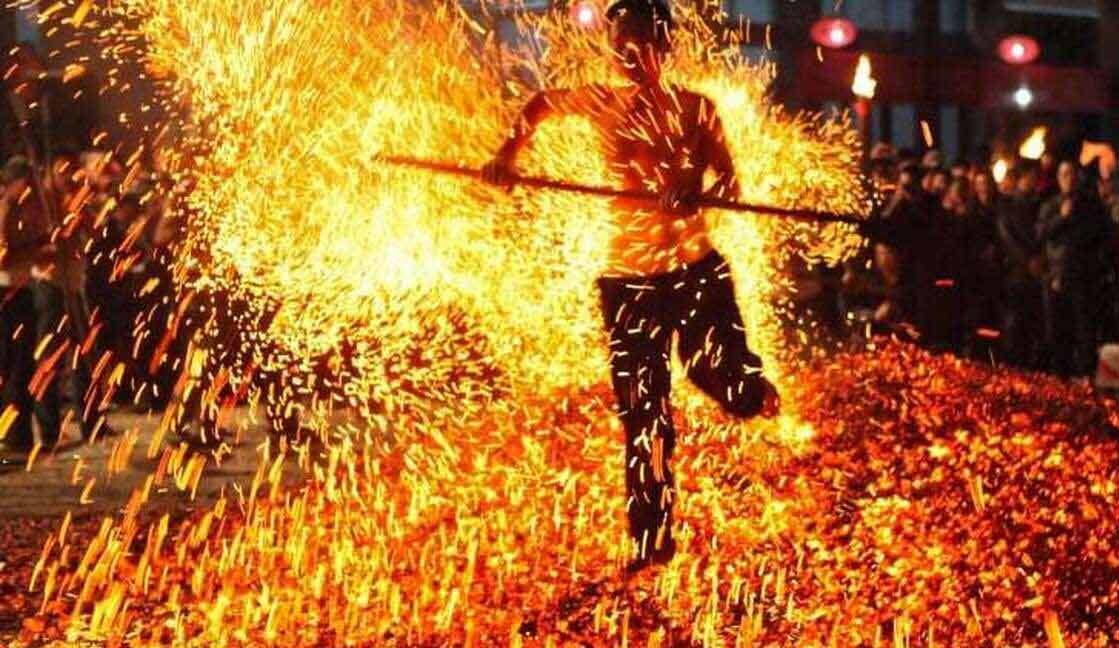 مرتاض‌های هندی چطور روی ذغال گداخته راه می‌روند؟