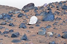 کشف یک تخته سنگ سفید بیگانه در مریخ!