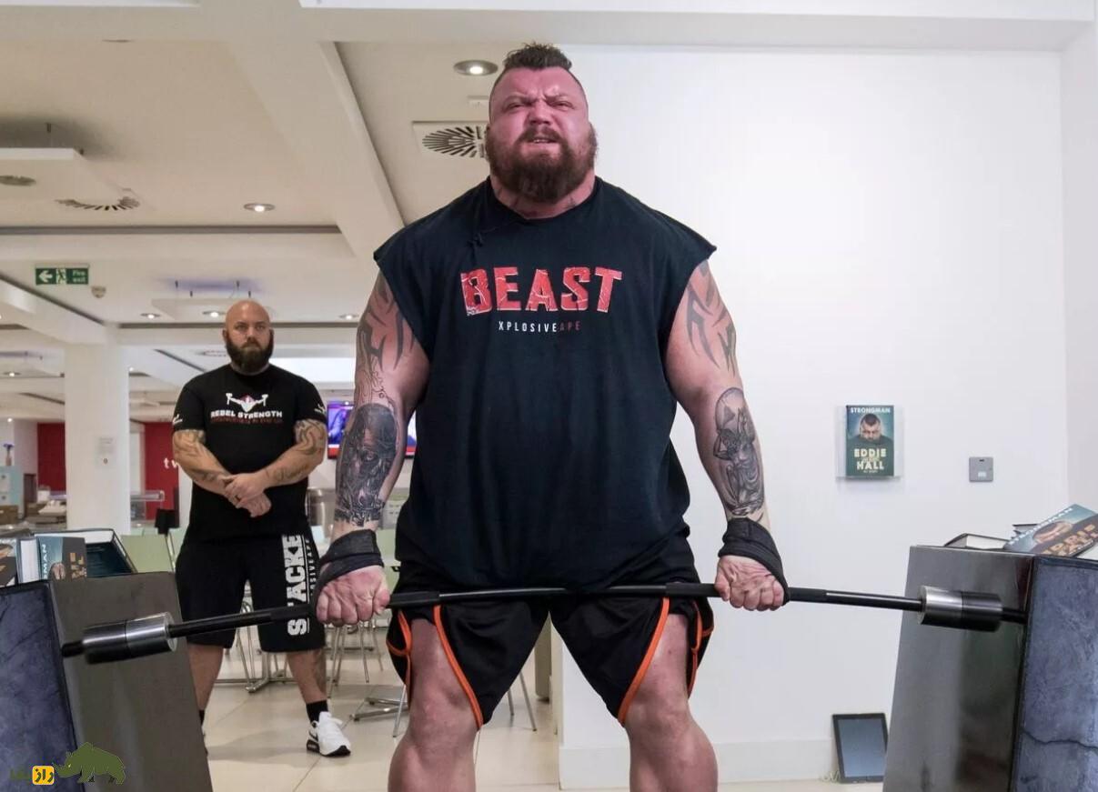 ادی هال در حال لیفت کردن یک وزنه بسیار سنگین