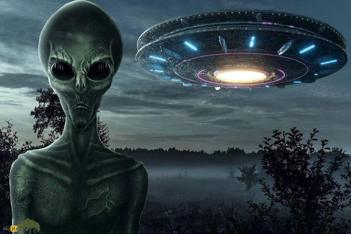 آدم فضایی ایستاده در کنار یک بشقاب پرنده