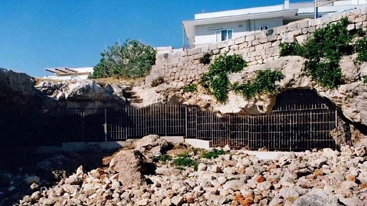 بقایای یک نوزاد ۸ ماهه ۸۲ سانتی چشم آبی با قدمت ۱۷ هزار سال در ایتالیا کشف شد بقایای یک نوزاد ۸ ماهه ۸۲ سانتی چشم آبی با قدمت ۱۷ هزار سال در ایتالیا کشف شد