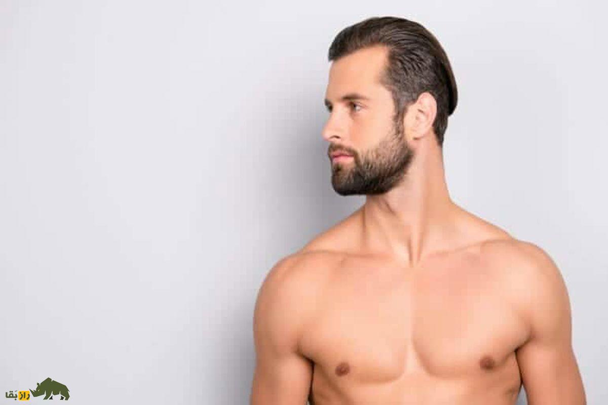 مردی با سینه لخت