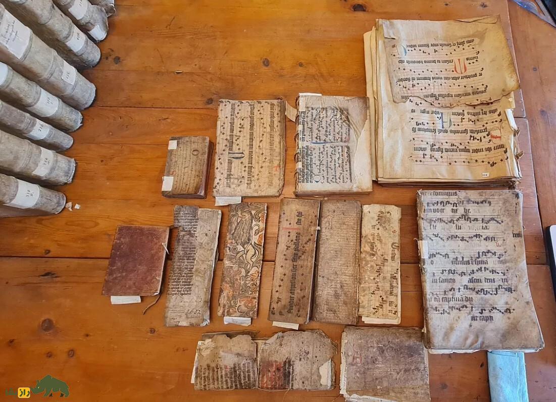 کشف کتابخانه گمشده قرونوسطایی در زیر شیروانی یک کلیسا در رومانی کشف کتابخانه گمشده قرونوسطایی در زیر شیروانی یک کلیسا در رومانی