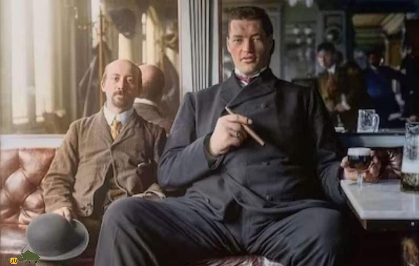 آدام راینر؛ مردی که کوتوله به دنیا آمد و غول از دنیا رفت! رشد عجیب او هنوز یکی از معماهای پزشکی است آدام راینر؛ مردی که کوتوله به دنیا آمد و غول از دنیا رفت! رشد عجیب او هنوز یکی از معماهای پزشکی است