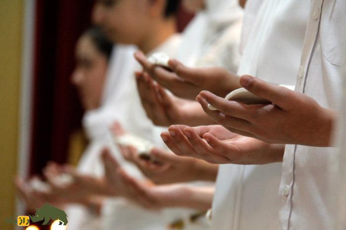 کُستی یا کُشتی؛ بند مقدس باستانی زرتشتیان که از ۷۲ نخ پشم سفید است و نماد ارتباط با اهورامزداست