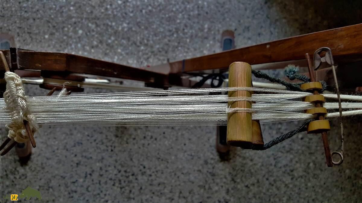 کُستی یا کُشتی؛ بند مقدس باستانی زرتشتیان که از ۷۲ نخ پشم سفید است و نماد ارتباط با اهورامزداست