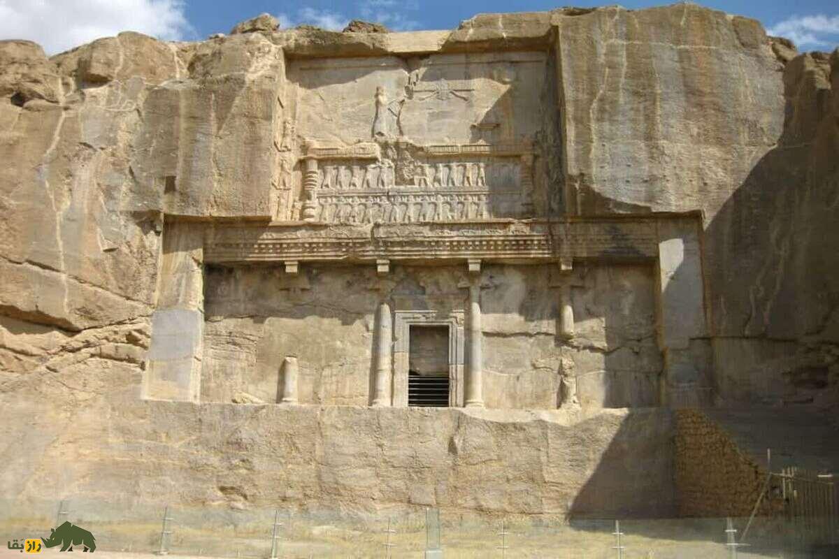 کدام پادشاه قاجار مقبره پادشاهان هخامنشی را تخریب کرد؟