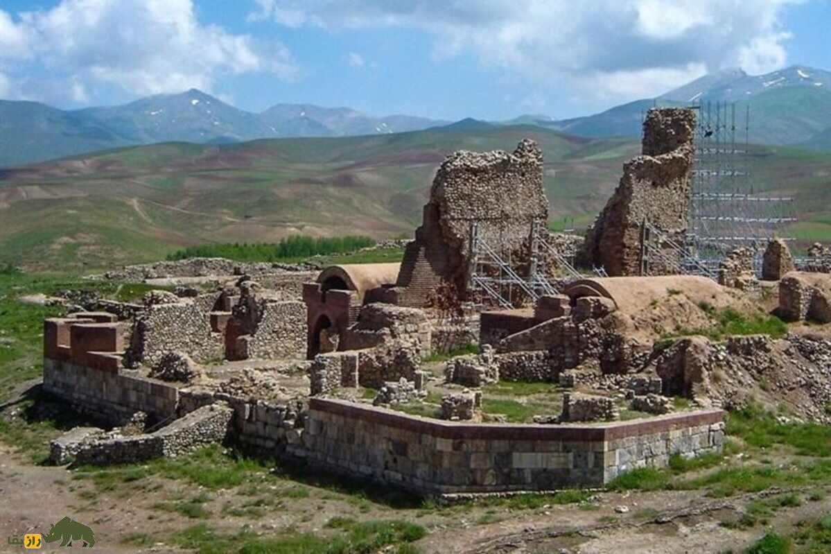 گنج‌های مرموز دریاچه تخت سلیمان؛ آیا گنج‌ها هنوز وجود دارند یا به سرقت رفتند؟