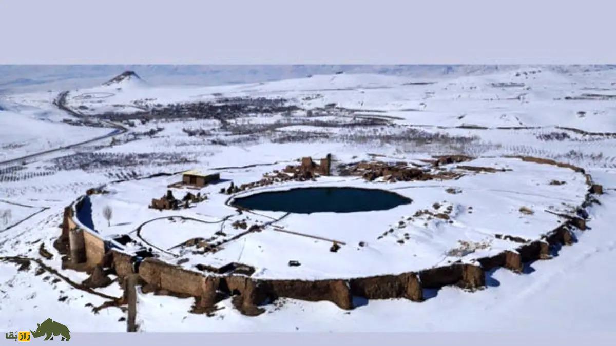 گنج‌های مرموز دریاچه تخت سلیمان؛ آیا گنج‌ها هنوز وجود دارند یا به سرقت رفتند؟