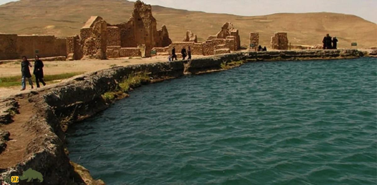 گنج‌های مرموز دریاچه تخت سلیمان؛ آیا گنج‌ها هنوز وجود دارند یا به سرقت رفتند؟