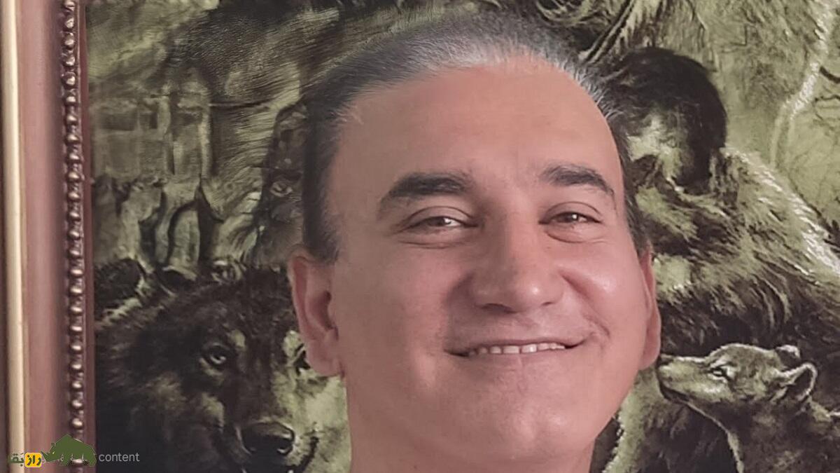 حاج علی محسنی معروف به علی شرمن؛ کبوترباز معروف تهران که سالها بومدار حاج محمد فرحزادی بود و بنیانگذار «کبوتر ارتشی» است حاج علی محسنی معروف به علی شرمن؛ کبوترباز معروف تهران که سالها بومدار حاج محمد فرحزادی بود و بنیانگذار «کبوتر ارتشی» است
