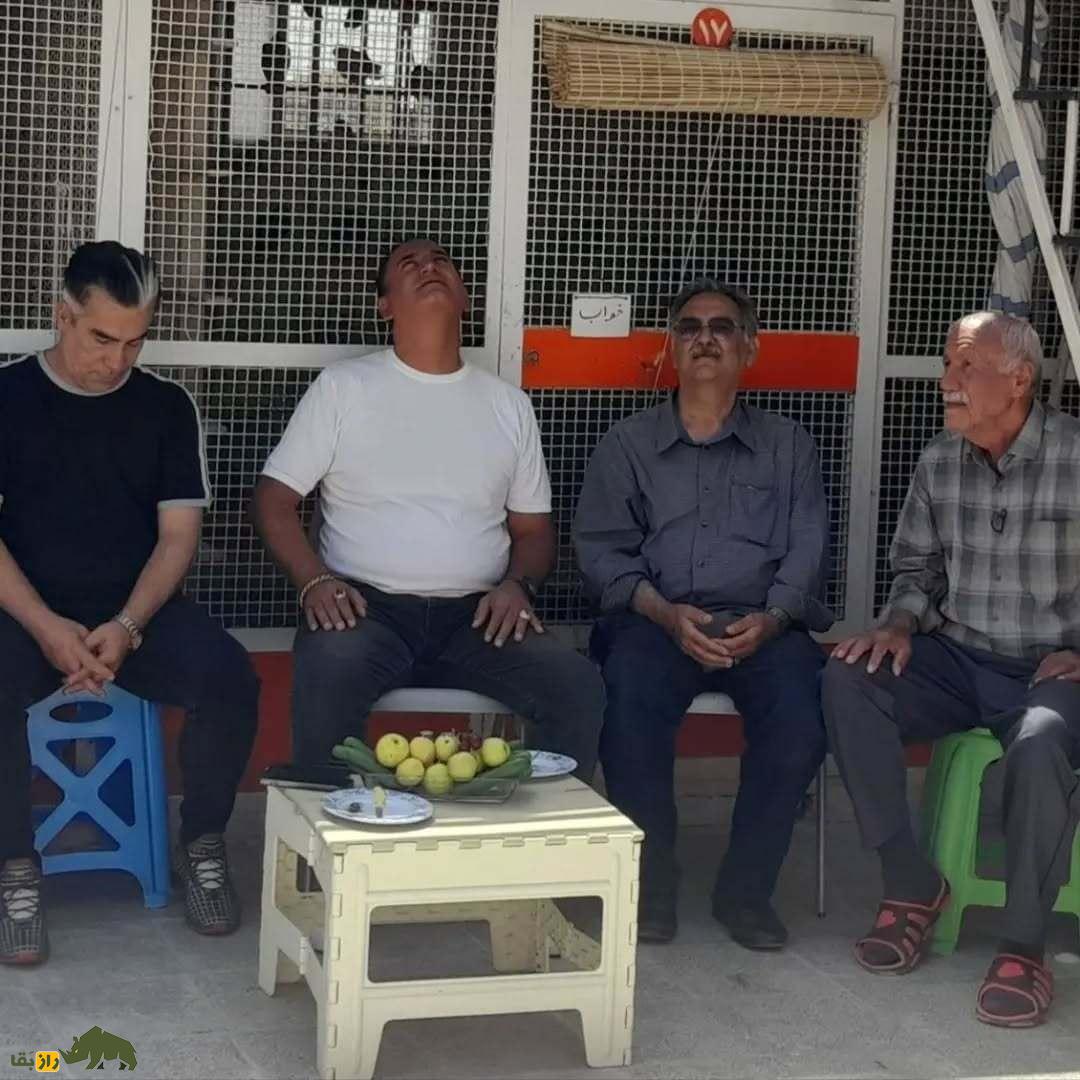 حاج علی محسنی معروف به علی شرمن؛ کبوترباز معروف تهران که سالها بومدار حاج محمد فرحزادی بود و بنیانگذار «کبوتر ارتشی» است حاج علی محسنی معروف به علی شرمن در کنار حاج محمد فرحزادی