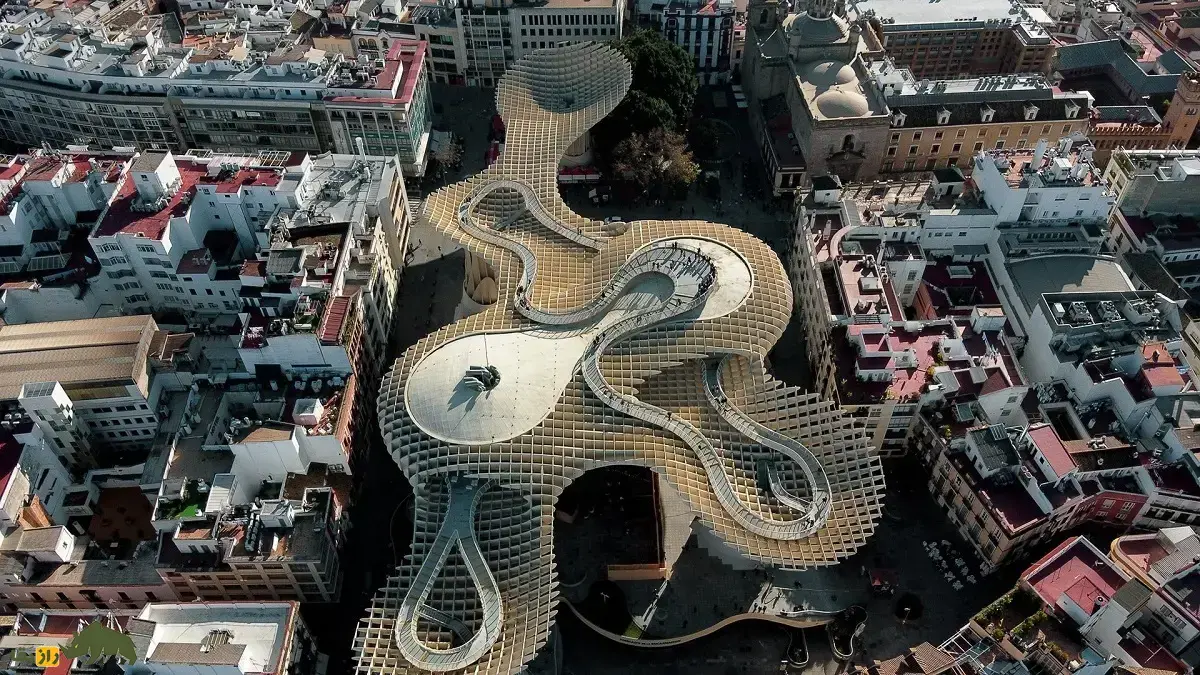 قارچ‌های سویا؛ ساختمانی عظیم با معماری عجیب در مرکز سویای اسپانیا ساخته شده از چوب و شبیه لایه‌های قارچ که شبیه یک منظره سوررئال است