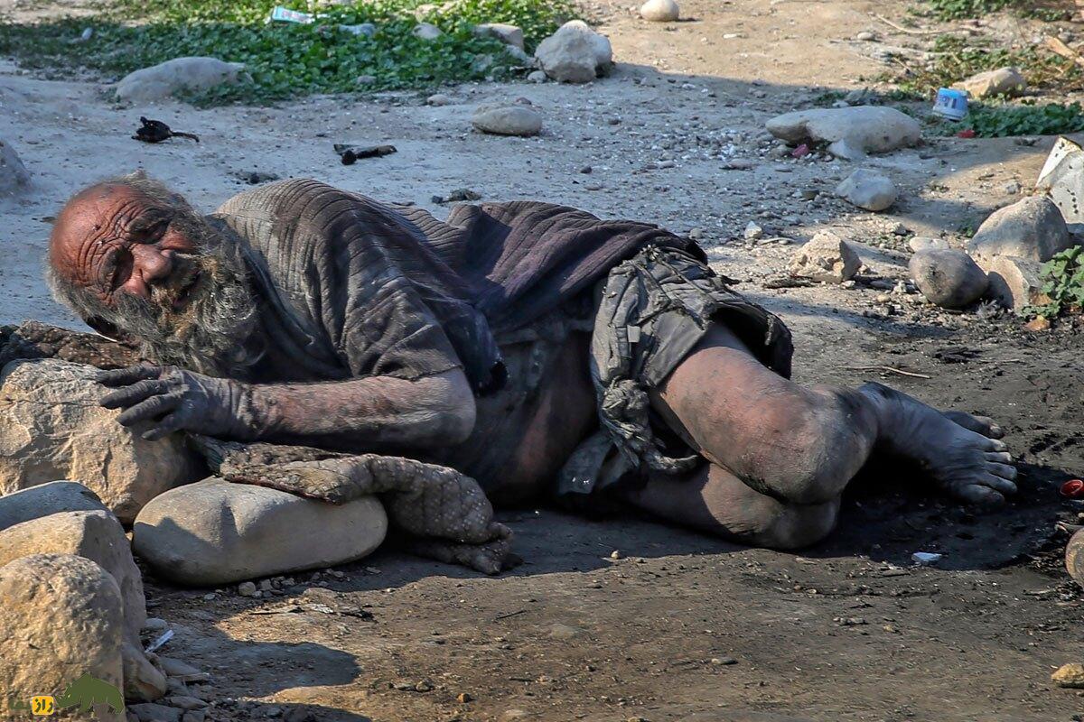 عمو حاجی که بود؟ ماجرای زندگی عجیبترین مرد ایران که ۶۰ سال حمام نرفت و از مردار تغذیه میکرد! عمو حاجی