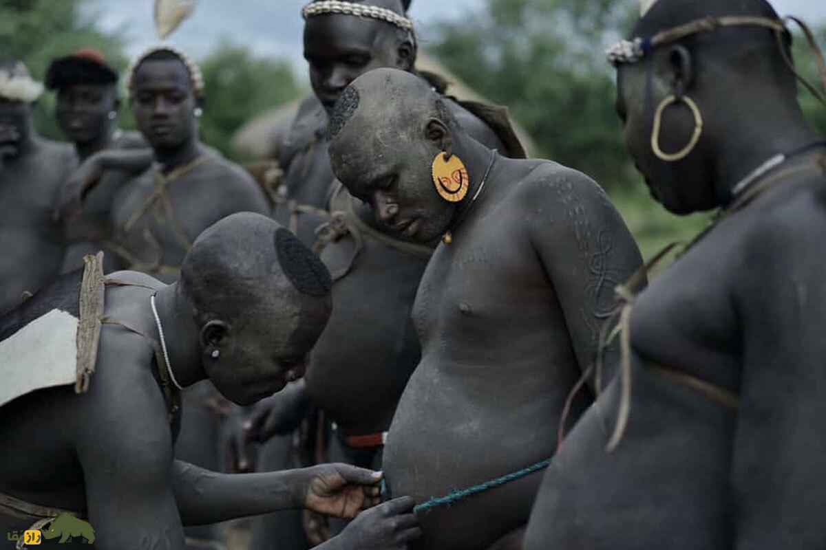 مراسم عجیب چاقی در قبیله بودی؛ نوشیدن خون و شیر برای کسب عنوان «مرد چاق سال» مراسم عجیب چاقی در قبیله بودی