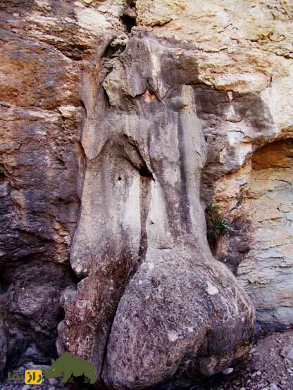 تکه ای سنگ به شکل انسان در دل کوه