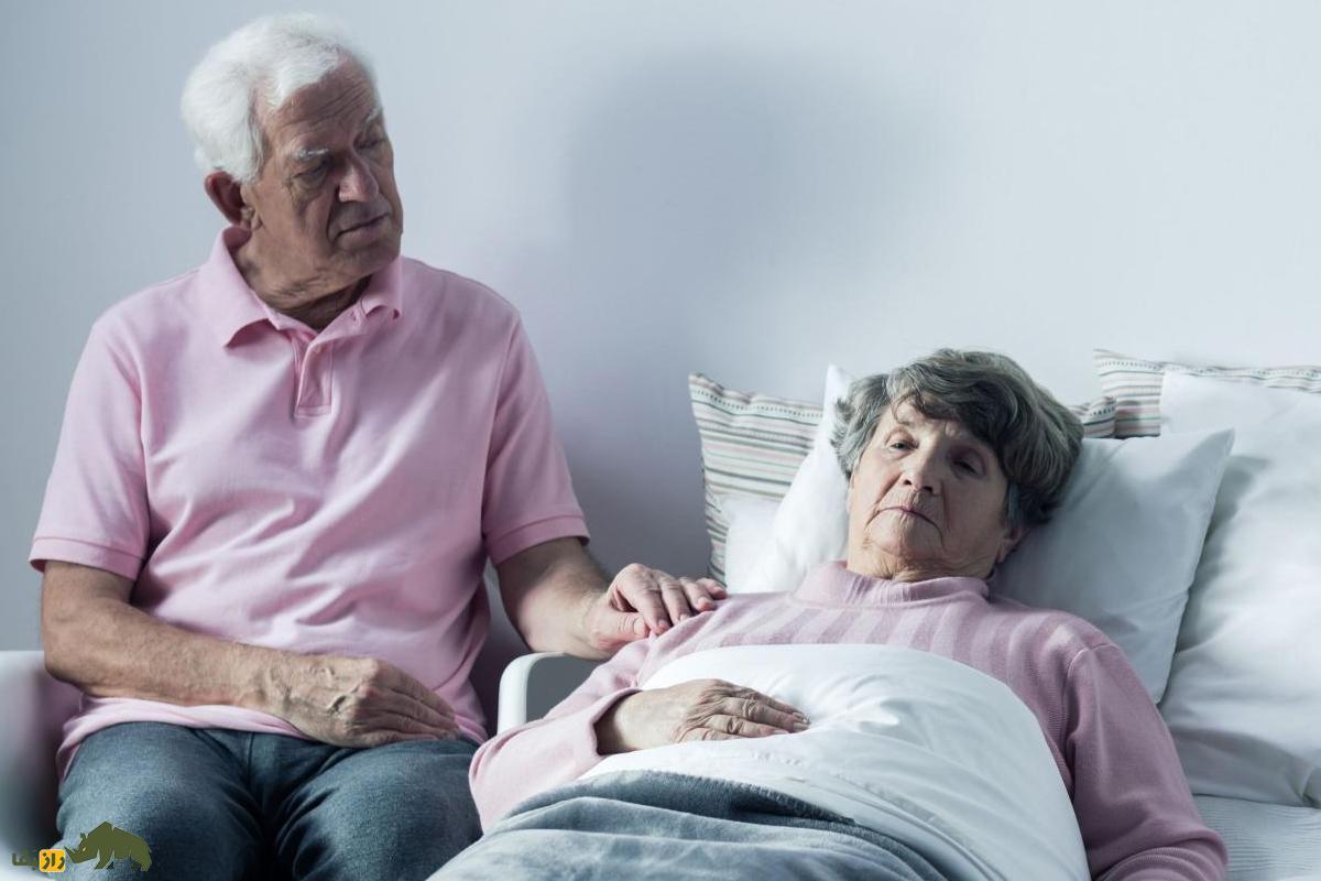 یک زن در حال مرگ در حالی که شوهرش بر بالین او نشسته است