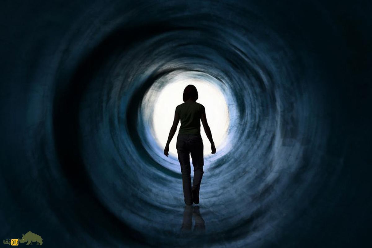 تصویر نقاشی شده از زنی در حال عبور از یک تونل تاریک که به نور باز می شود