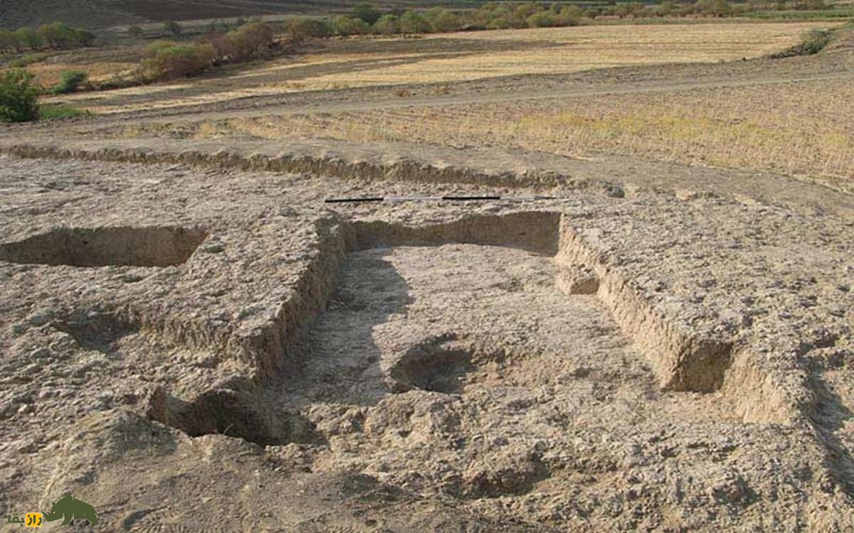 گنجدره یا چیاخزینه؛ گنج معروف واقع در هرسین کرمانشاه که گنجهای ۱۰ هزار ساله در آن مدفون است گنجدره یا چیاخزینه
