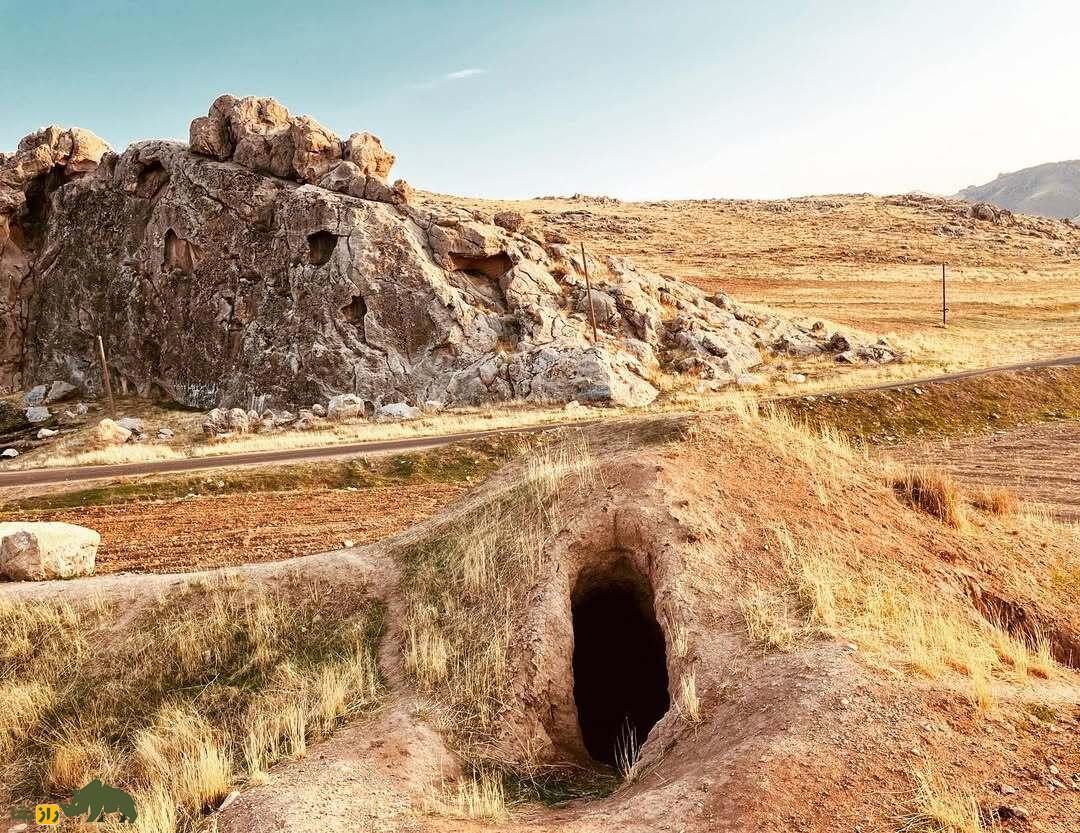 گنجدره یا چیاخزینه؛ گنج معروف واقع در هرسین کرمانشاه که گنجهای ۱۰ هزار ساله در آن مدفون است گنجدره یا چیاخزینه