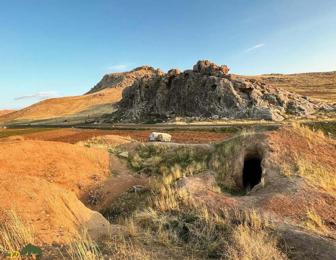 گنجدره یا چیاخزینه؛ گنج معروف واقع در هرسین کرمانشاه که گنجهای ۱۰ هزار ساله در آن مدفون است گنجدره یا چیاخزینه
