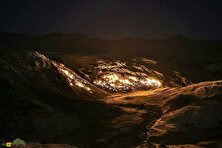 تشکوه؛ کوه اسرارآمیزی در رامهرمز که از دل آن شعله‌های آتش بیرون می‌زند و شب‌ها مثل الماس می‌درخشد
