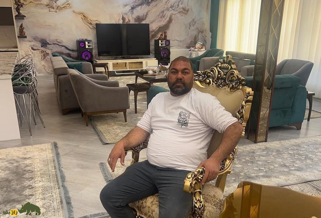 ولی دوستی؛ کبوتر باز بازار آهن شاد آباد تهران و معروف به «سلطان ساعت سنگین» که سال ۱۴۰۰ رکورد گروی ایران را شکست ولی دوستی