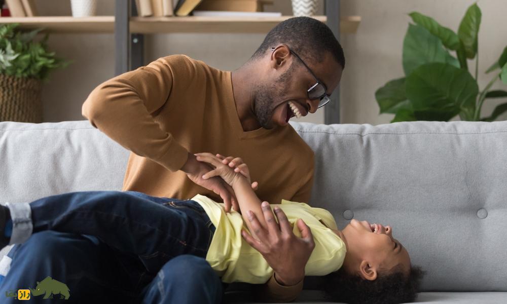 پاسخ عجیب بدن انسان به قلقک؛ چرا قلقلک باعث خنده میشود؟ پاسخ عجیب بدن انسان به قلقک؛ چرا قلقلک باعث خنده میشود؟