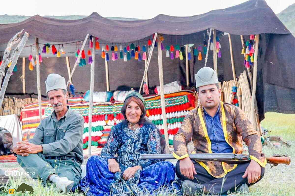 آیینهای فراموششده فرزند پروری در فرهنگ عشایر قشقایی؛ روایت یک زن از نیل، زعفران و لولهی تفنگ آیینهای فراموششده فرزند پروری در فرهنگ عشایر قشقایی؛ روایت یک زن از نیل، زعفران و لولهی تفنگ