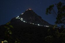 قله آدم؛ مقدس‌ترین قله جهان و مکان جای پای حضرت آدم که زائران برای رسیدن به آن پابرهنه ۵۰۰۰ پله را بالا می‌روند