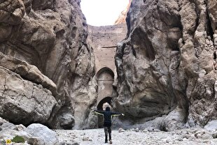 طاق شاه عباسی: قدیمی‌ترین، نازک‌ترین و بلندترین سد جهان در کویر طبس که روی دیواره طاق نقوش ۷۰۰۰ ساله دارد
