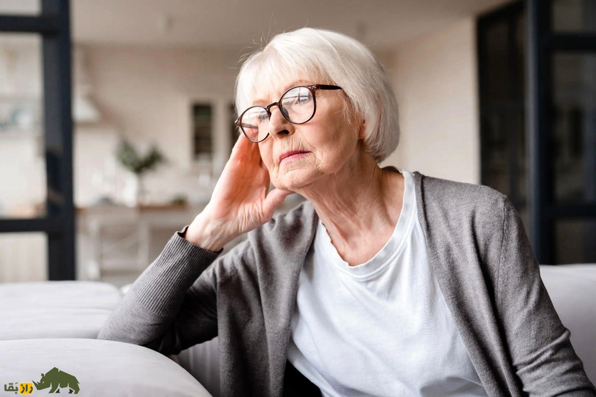 یک زن سالمند در حال فکر کردن