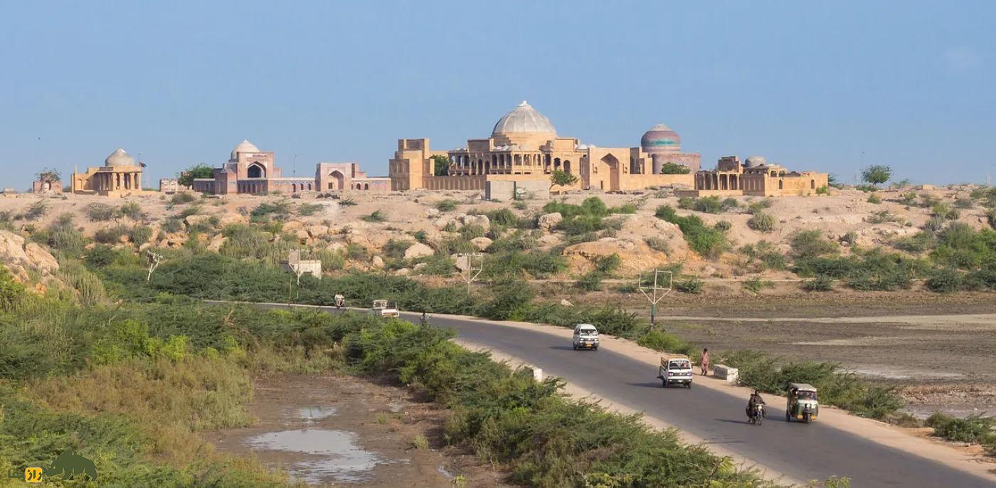 قبرستان مَکلی پاکستان؛ قبرستانی با ۵۰۰ هزار قبر معروف به «شهر فراموش شده» که هر سال کمی جابجا میشود و محل تجمع ارواح و اجنه است قبرستان مَکلی پاکستان