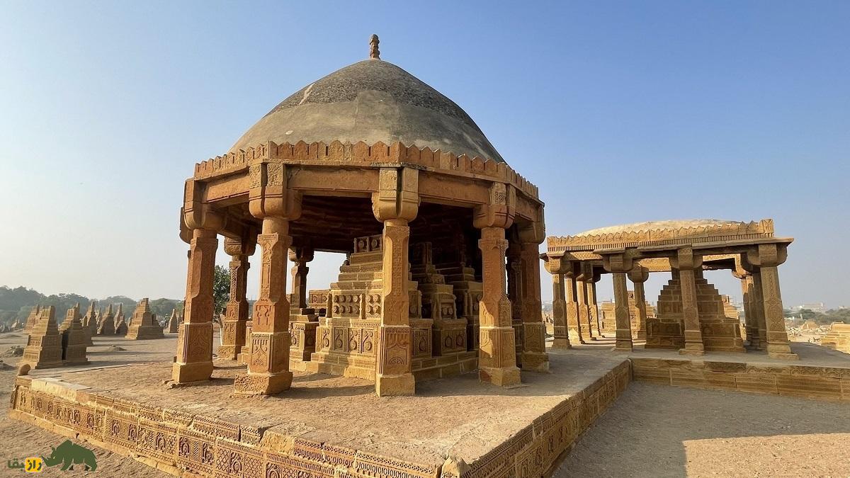 قبرستان مَکلی پاکستان؛ قبرستانی با ۵۰۰ هزار قبر معروف به «شهر فراموش شده» که هر سال کمی جابجا میشود و محل تجمع ارواح و اجنه است قبرستان مَکلی پاکستان