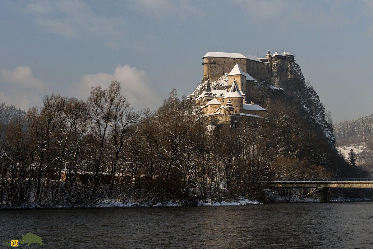 قلعه اوراوا؛ دژ معروف به «قلعه دراکولا» که فیلم ترسناک «نوسفراتو» در آن ساخته شد و شبح «بانوی سفید» در آن پرسه میزند قلعه اوراوا